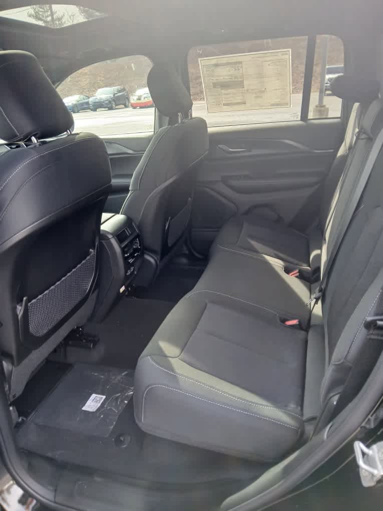 New 2025 Jeep Grand Cherokee Laredo X w/ Luxury Tech Group I AWD/4WD image 13