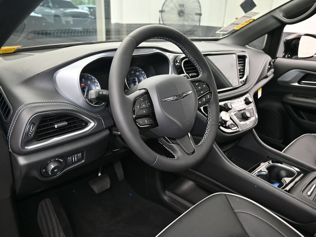 New 2026 Chrysler Pacifica Limited w/ S Appearance Package FWD image 10