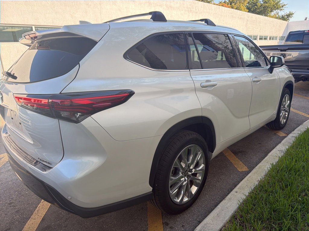 Used 2023 Toyota Highlander L image 7
