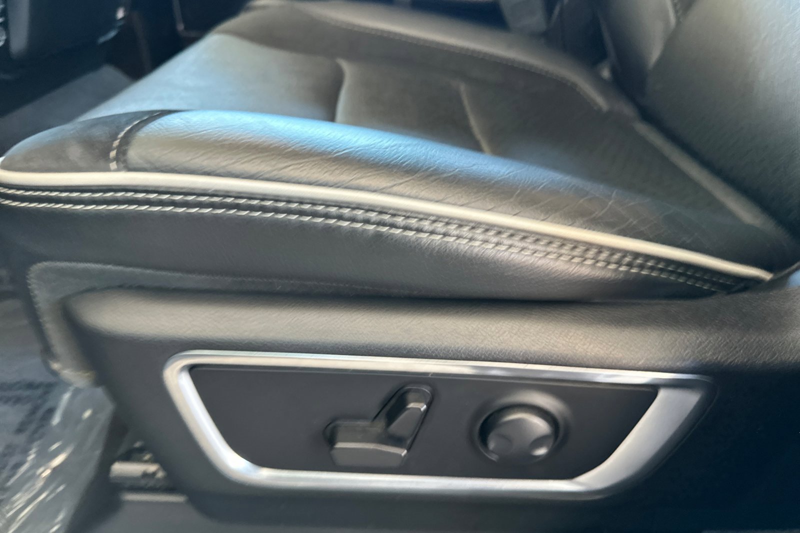 Used 2025 RAM 1500 Laramie image 13