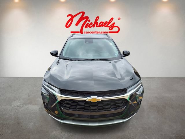 Used 2025 Chevrolet Trax LT FWD image 2