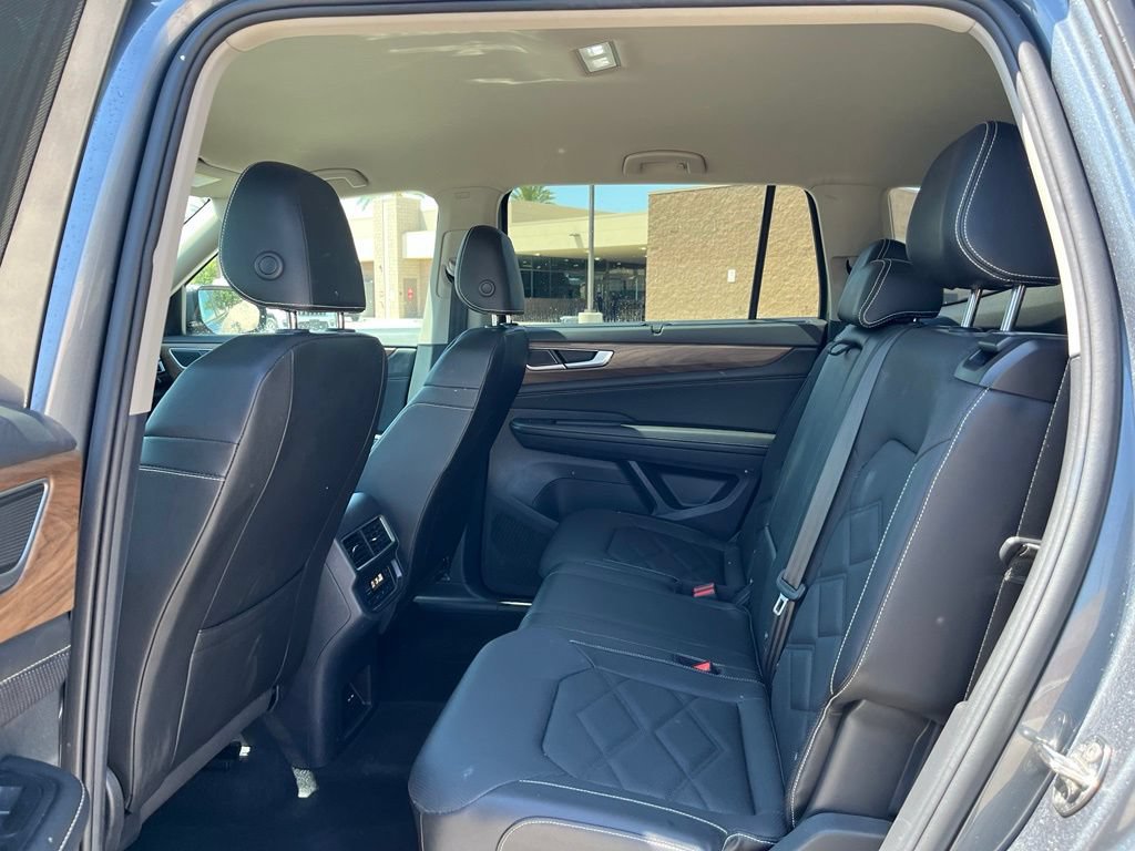 Used 2025 Volkswagen Atlas SE AWD/4WD image 17