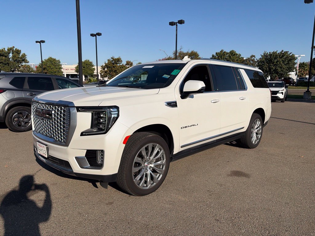 Used 2022 GMC Yukon XL Denali w/ Denali Premium Package AWD/4WD image 3