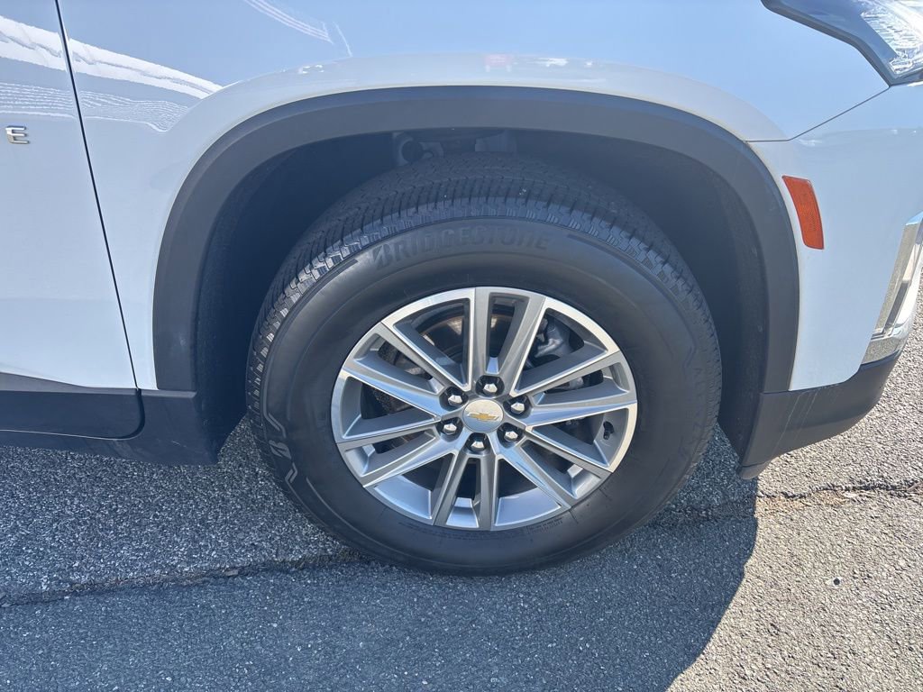 Used 2023 Chevrolet Traverse LT w/ Rear Camera Mirror Package image 9