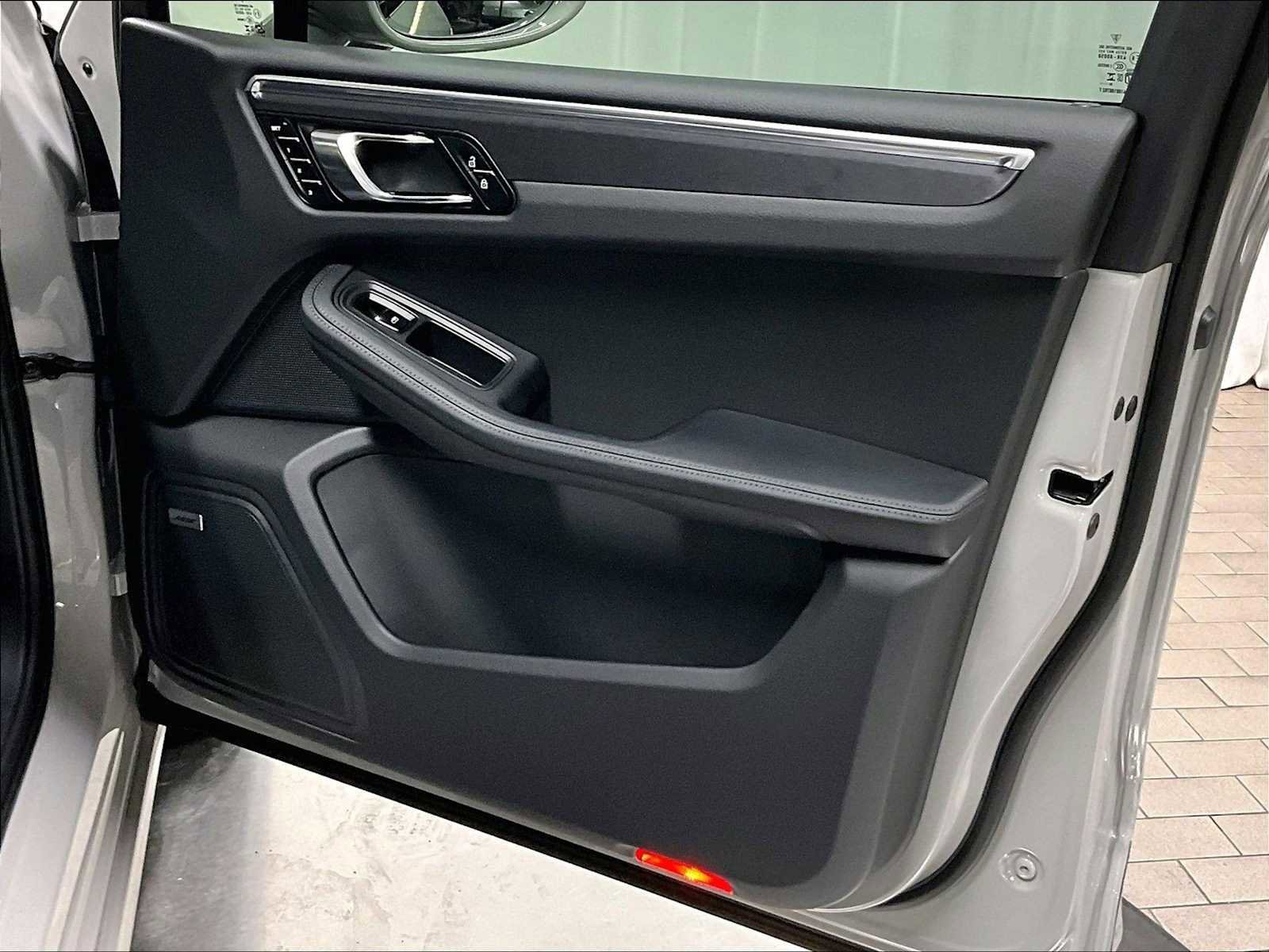 Used 2025 Porsche Macan GTS image 28