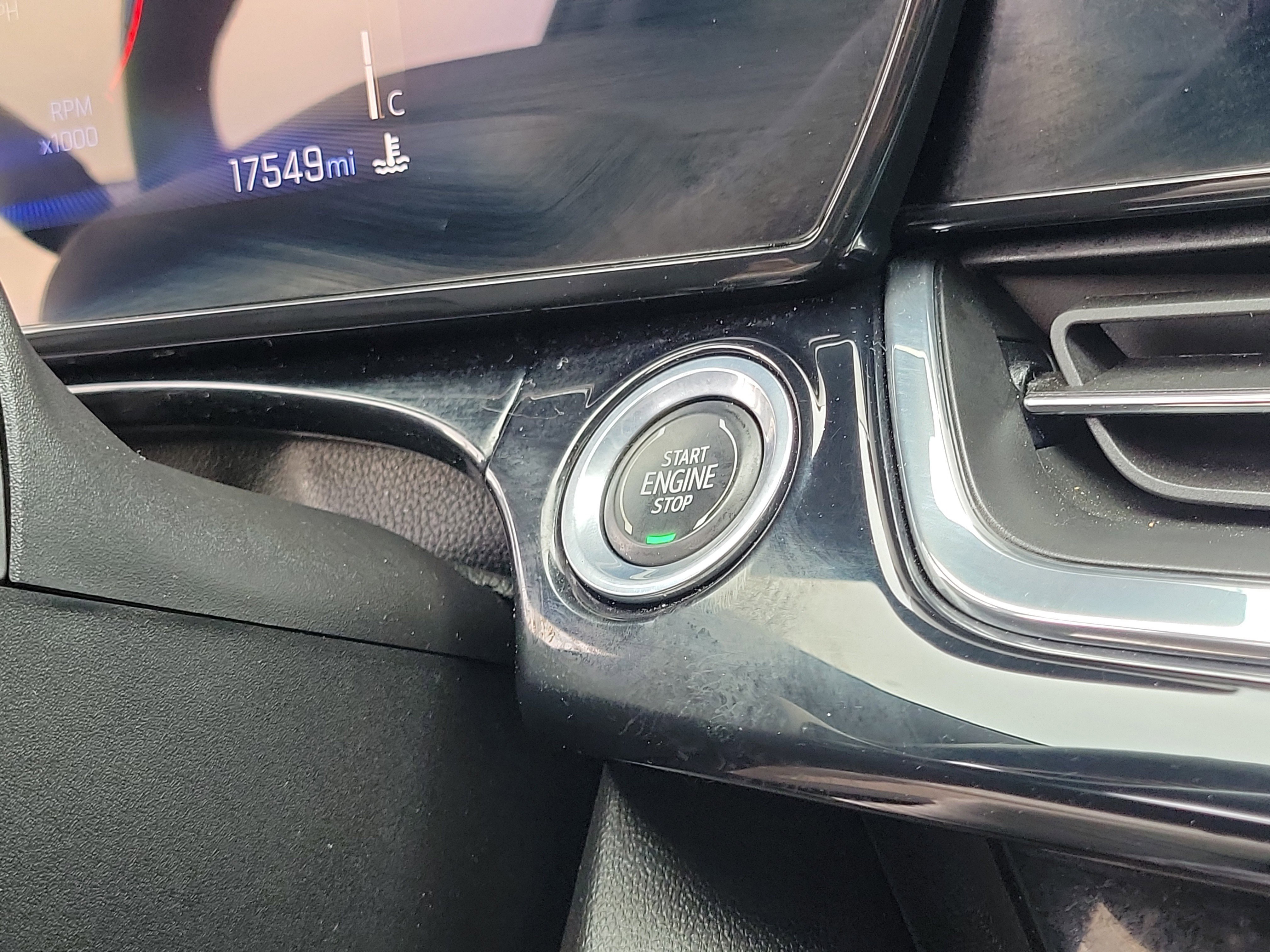 Used 2025 Chevrolet Trax RS FWD image 28