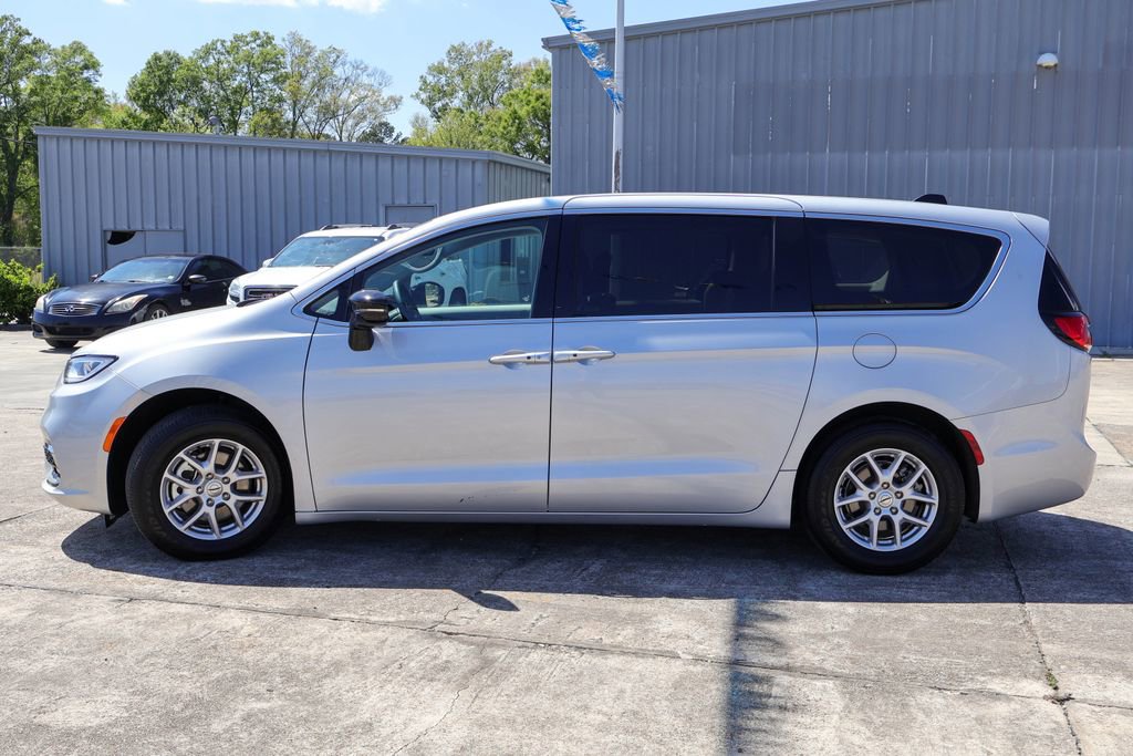 Used 2024 Chrysler Pacifica Touring-L image 26