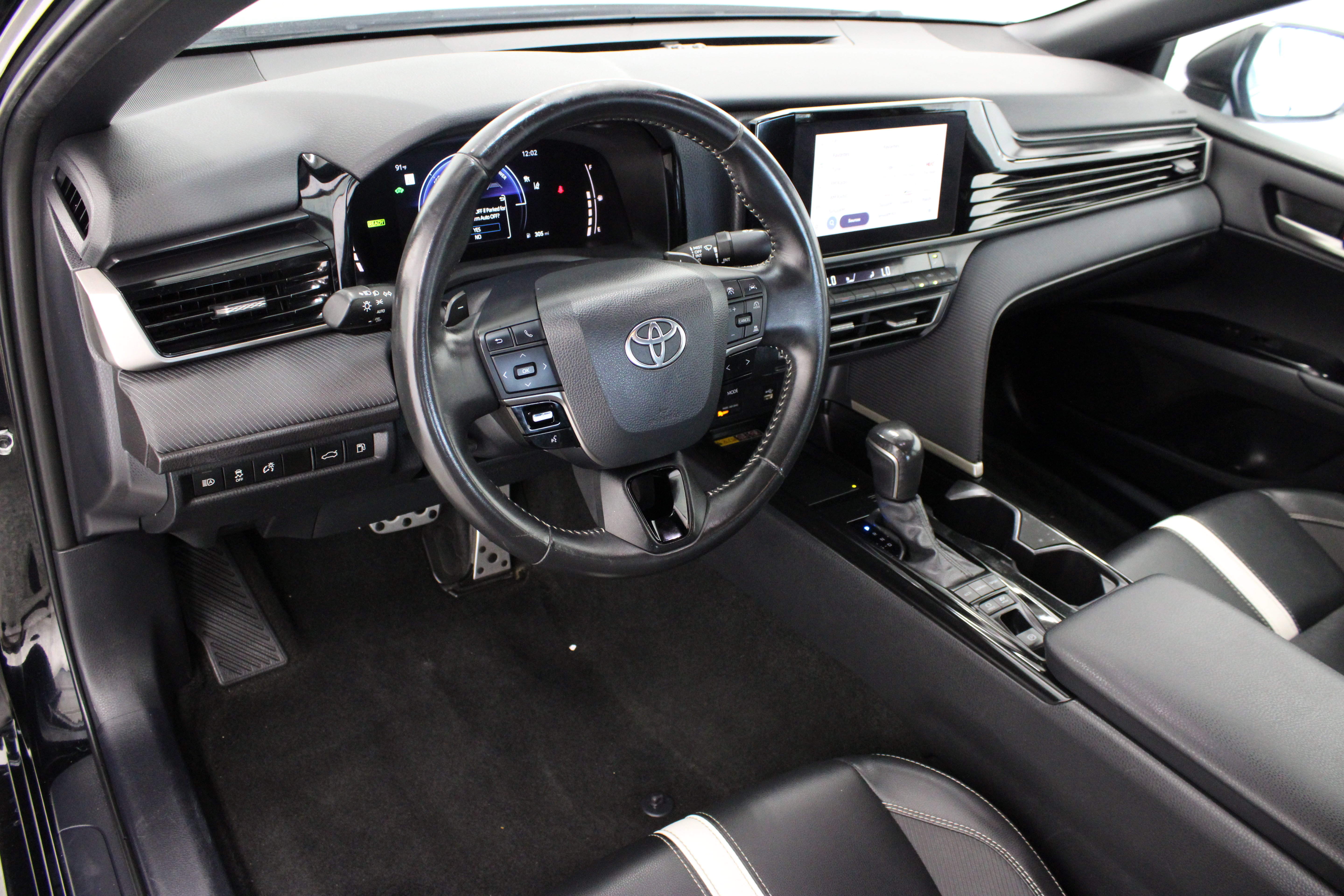 Used 2025 Toyota Camry SE FWD image 13