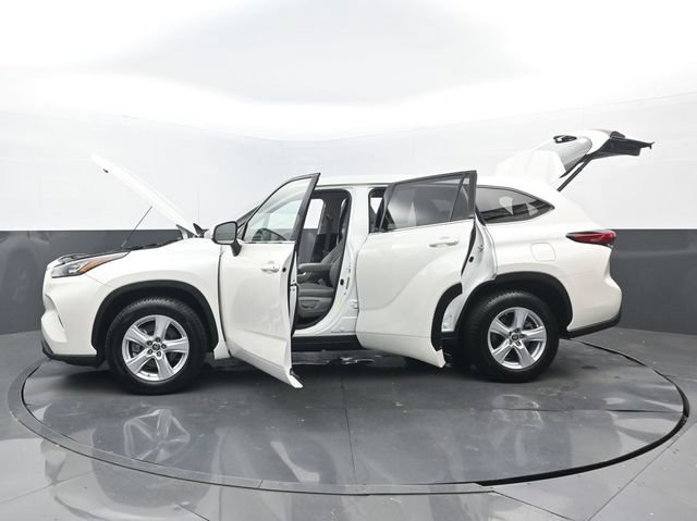 Used 2020 Toyota Highlander LE FWD image 34