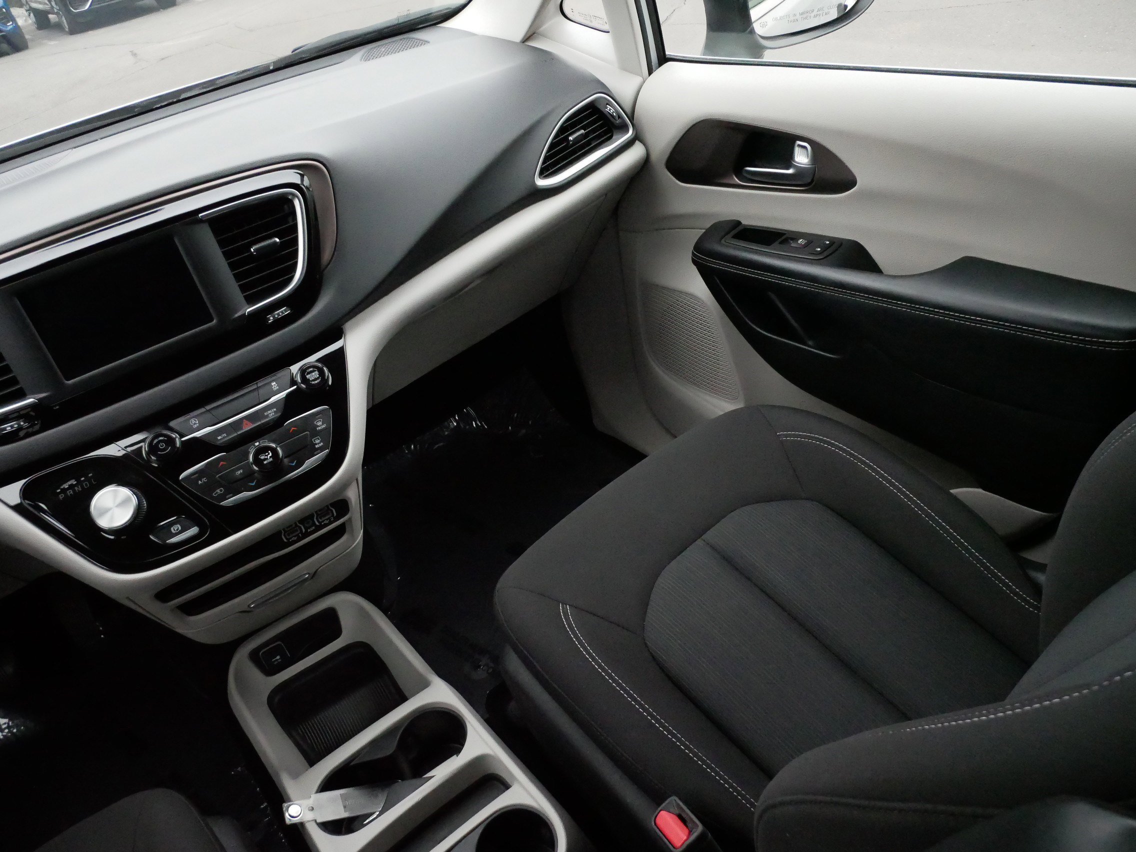 Used 2023 Chrysler Voyager LX image 11