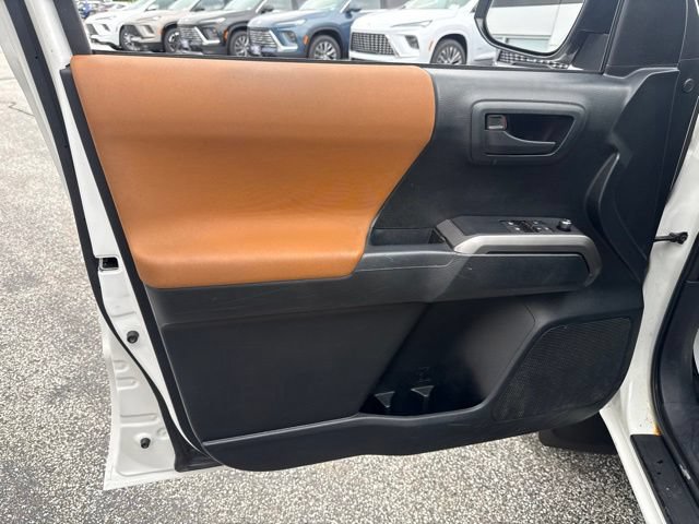 Used 2017 Toyota Tacoma SR5 AWD/4WD image 16