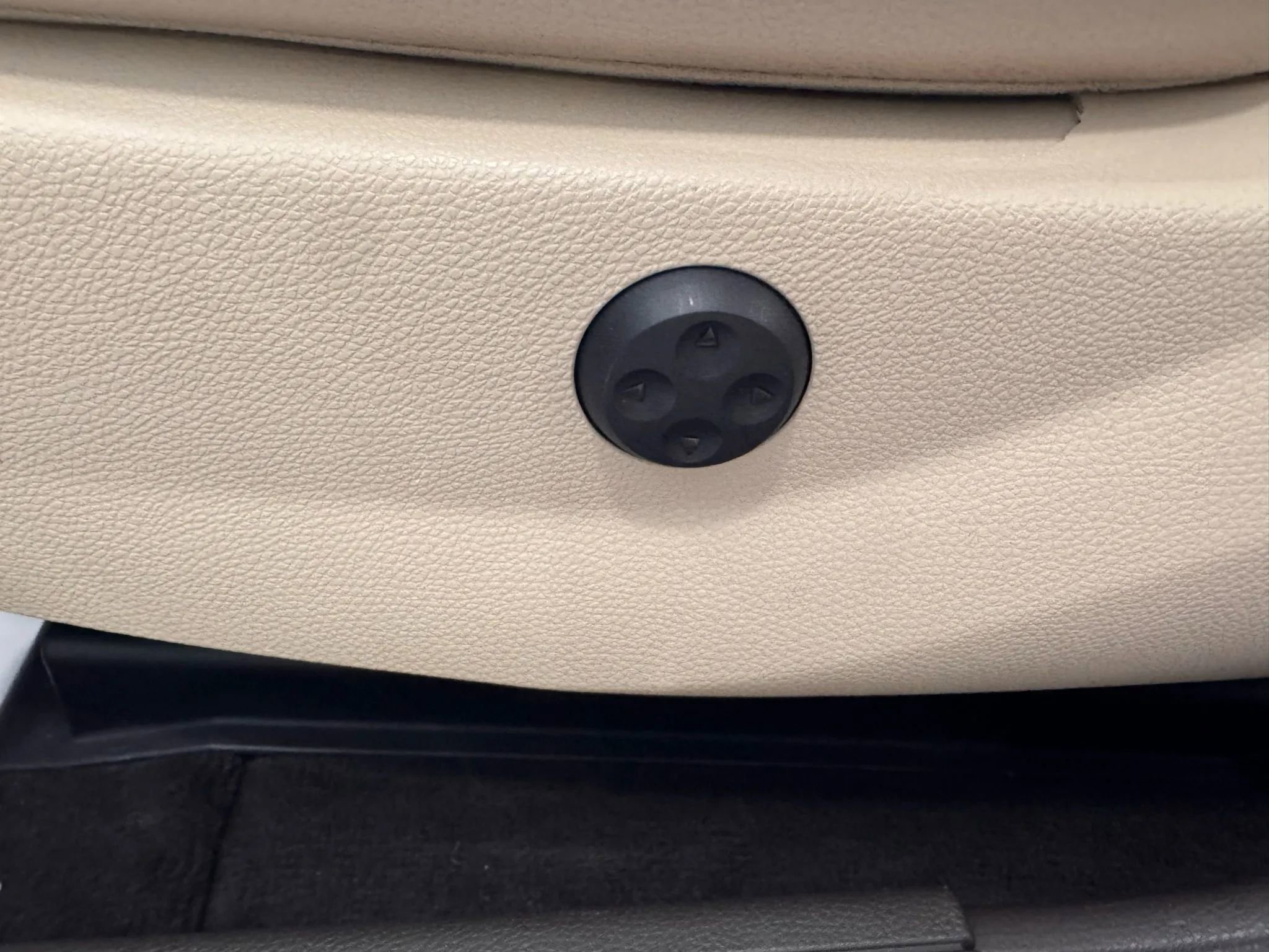 Used 2015 Mercedes-Benz GLK 350 4MATIC image 11