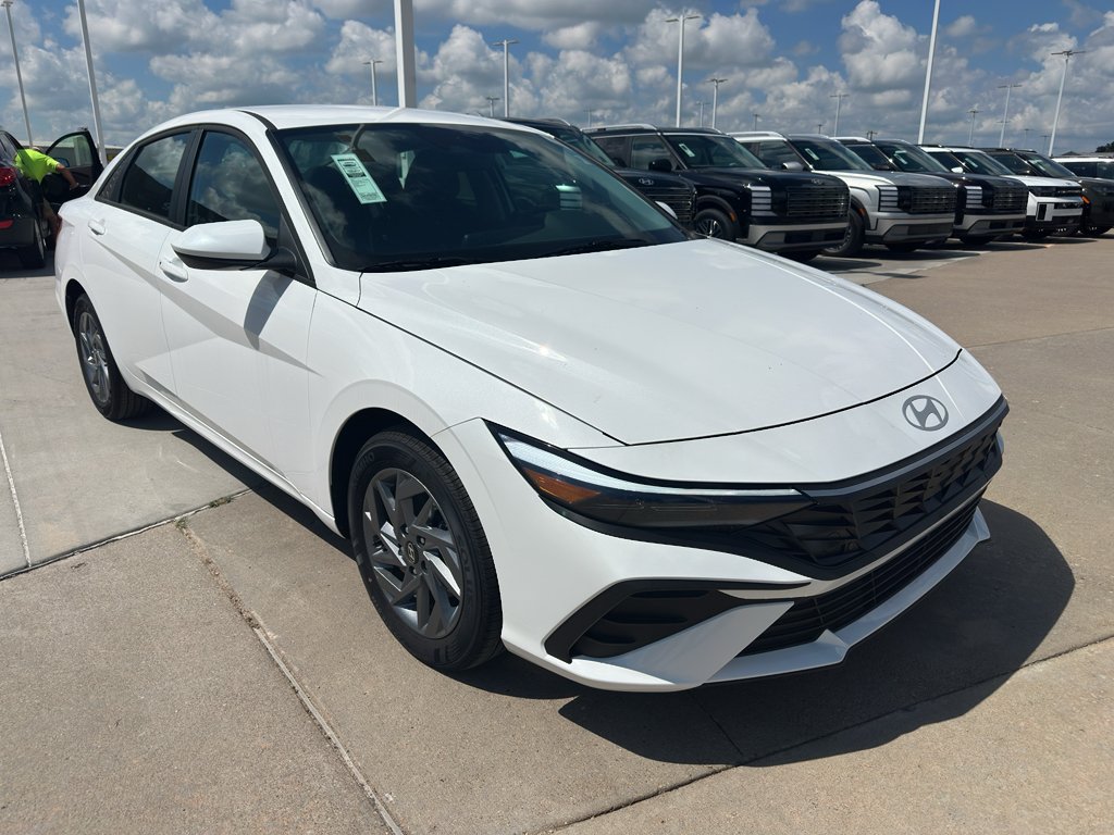 New 2026 Hyundai Elantra Hybrid FWD image 2