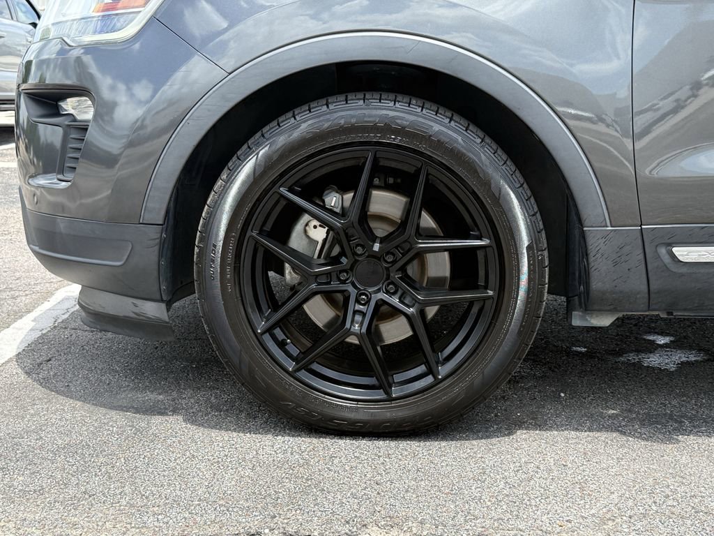 Used 2019 Ford Explorer XLT w/ Equipment Group 202A FWD image 9