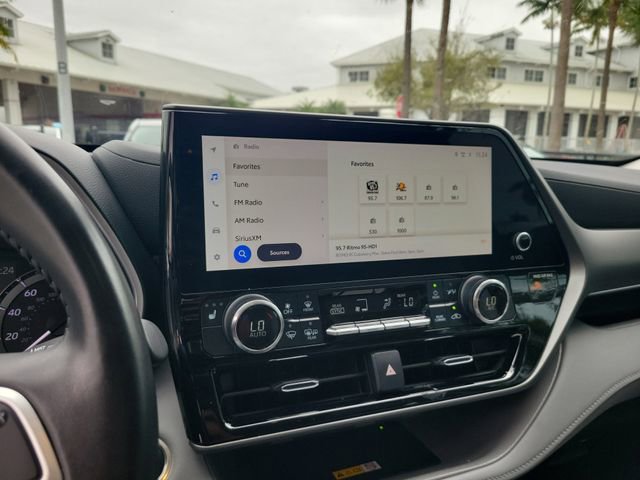 Used 2024 Toyota Highlander XLE image 19