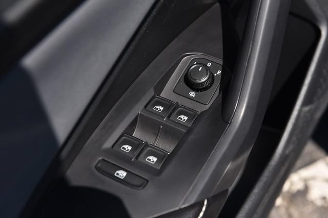 Used 2025 Volkswagen Jetta SE w/ Sunroof Package FWD image 8