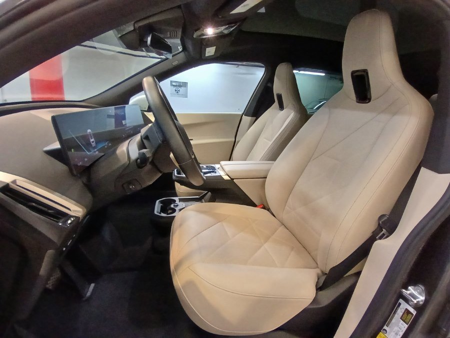 Used 2023 BMW iX xDrive50 w/ Sport Package image 6