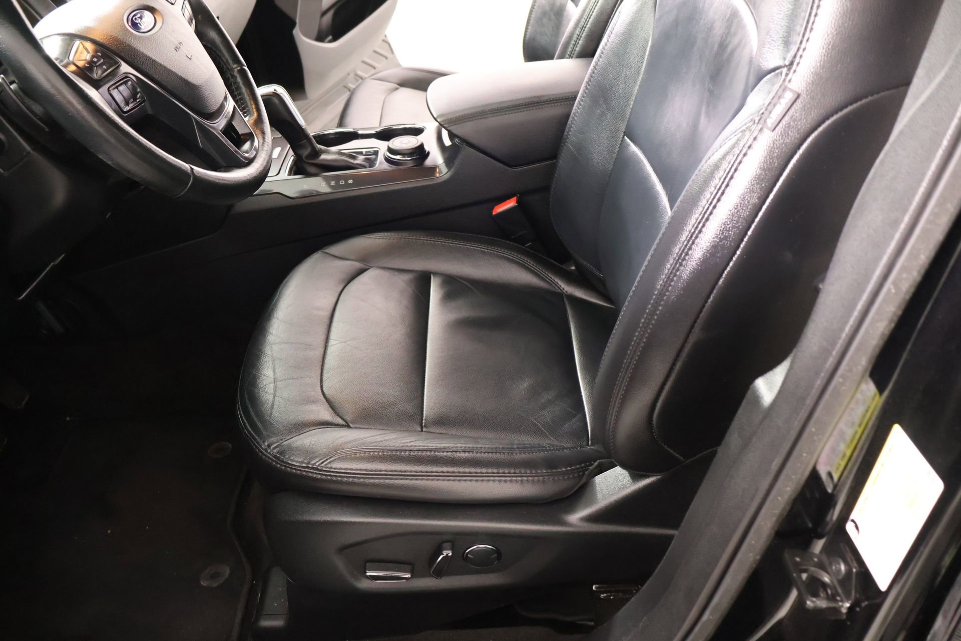Used 2017 Ford Explorer XLT w/ Equipment Group 202A AWD/4WD image 12