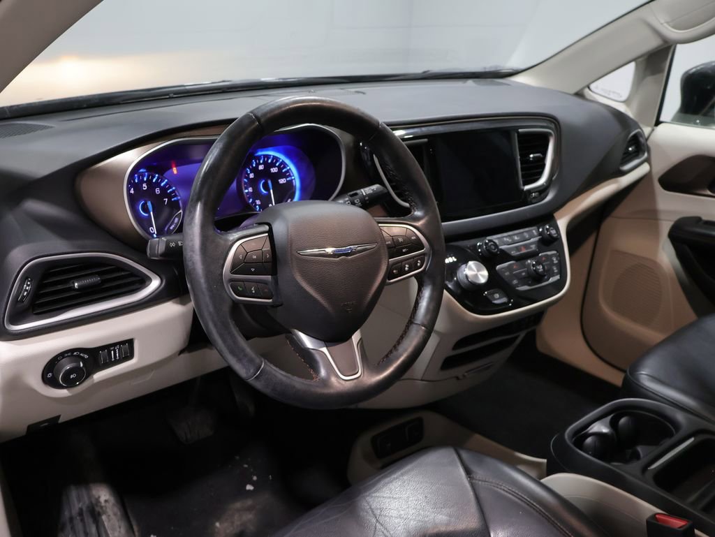 Used 2019 Chrysler Pacifica Touring-L w/ Advanced Safetytec Group image 15