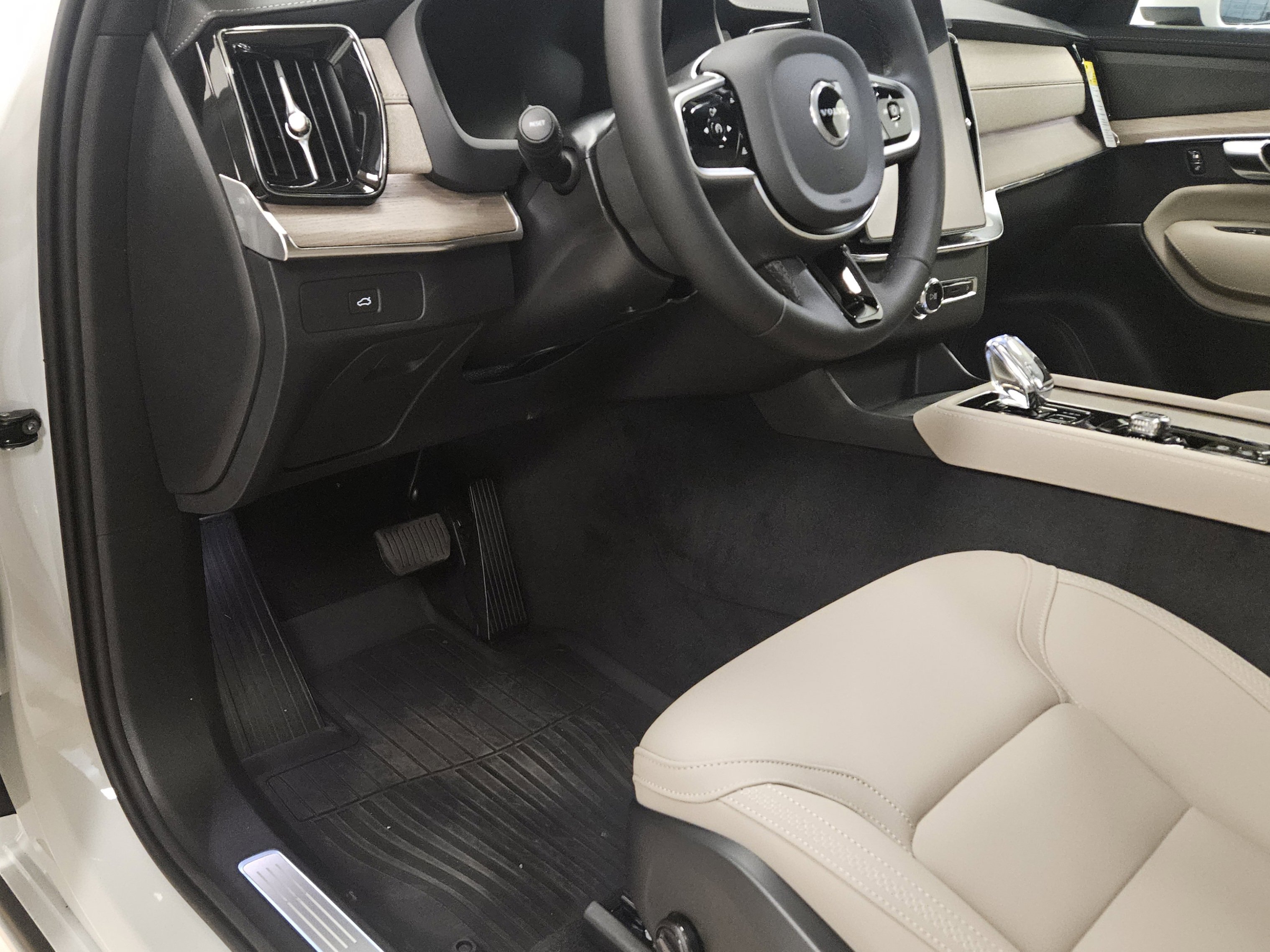 New 2026 Volvo XC90 B6 Plus w/ Protection Package AWD/4WD image 44