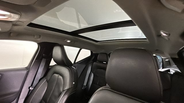 Used 2023 Volvo XC40 B4 Ultimate FWD image 12