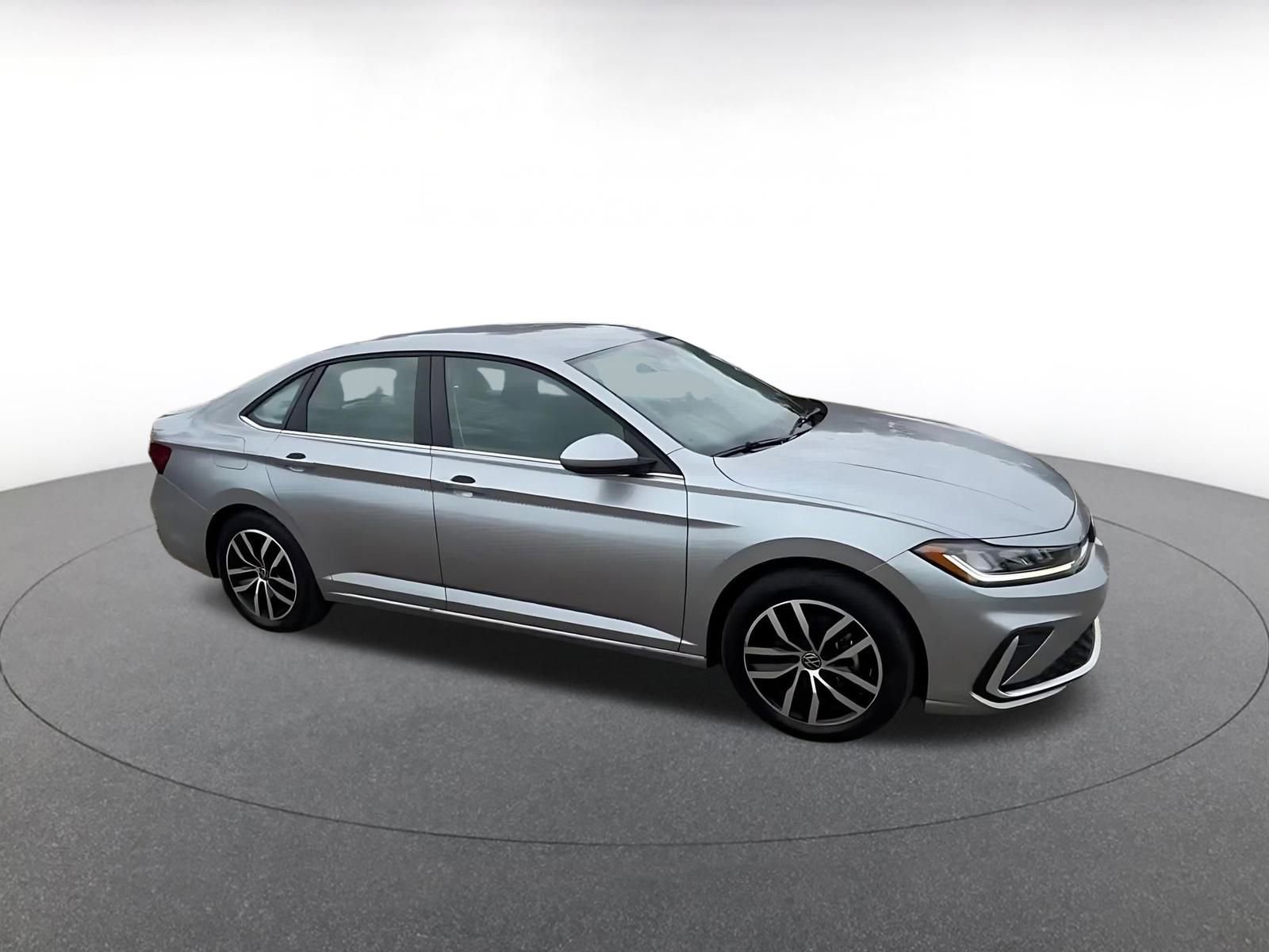 Used 2025 Volkswagen Jetta SE image 2