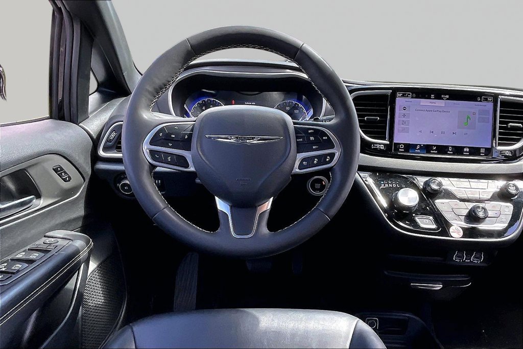 Used 2025 Chrysler Pacifica Select FWD image 5