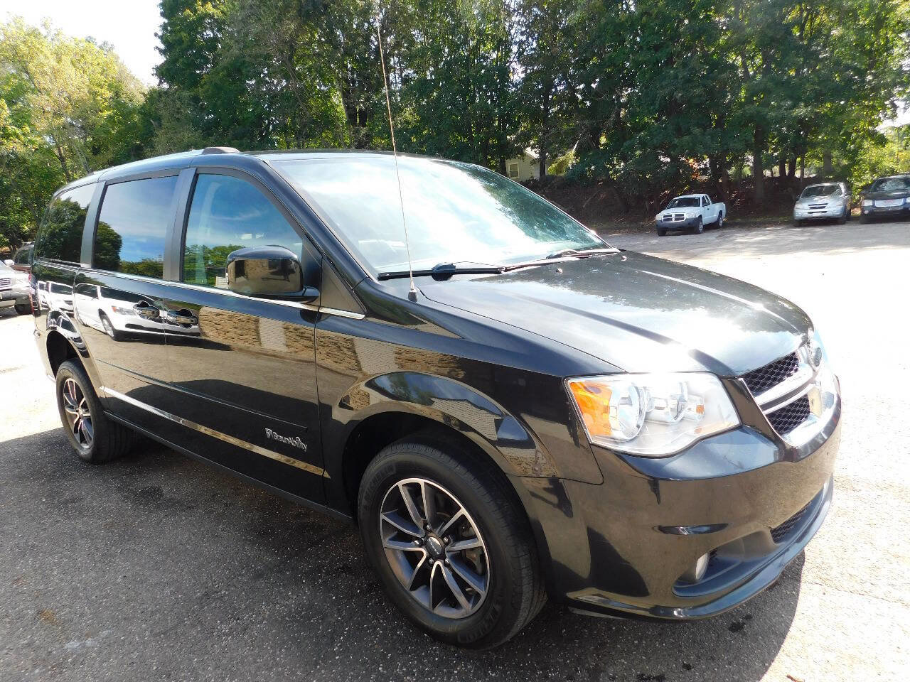 Used 2017 Dodge Grand Caravan SXT image 9