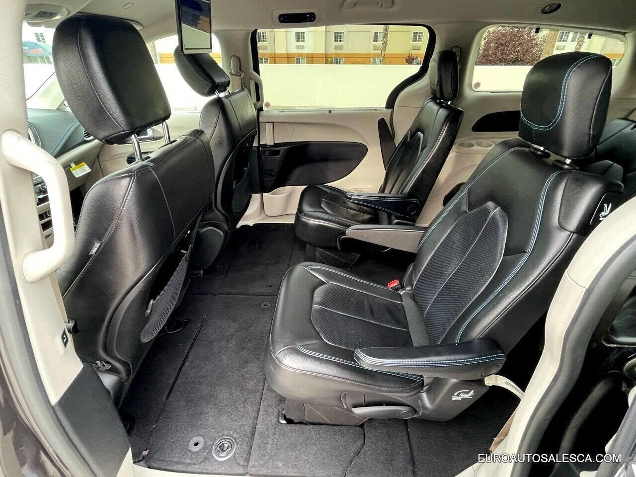 Used 2021 Chrysler Pacifica Touring-L image 17