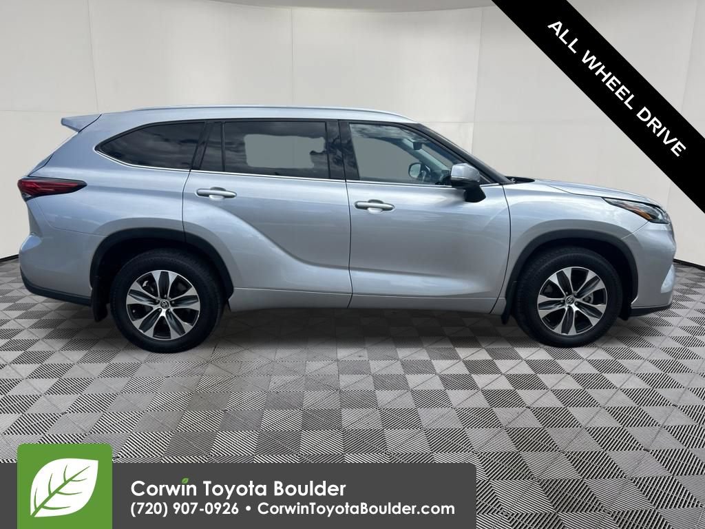 Used 2022 Toyota Highlander XLE AWD/4WD image 9