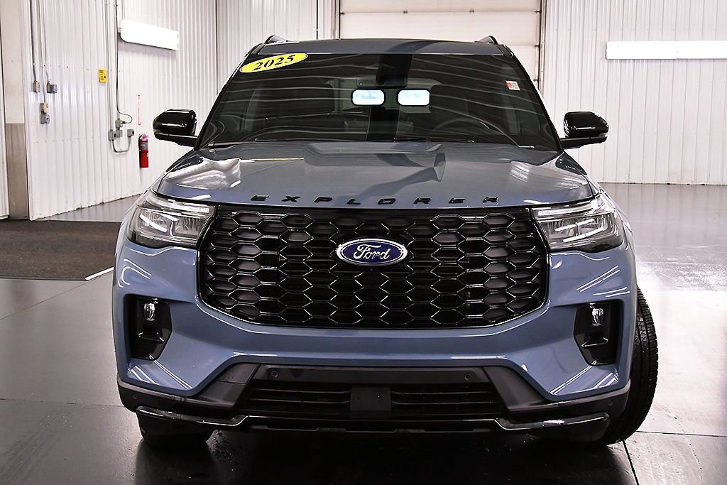 Used 2025 Ford Explorer ST-Line w/ Premium Package image 2