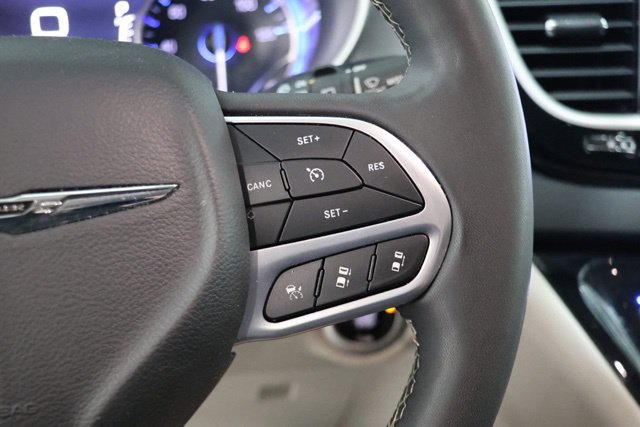 Used 2023 Chrysler Pacifica Touring-L FWD image 22