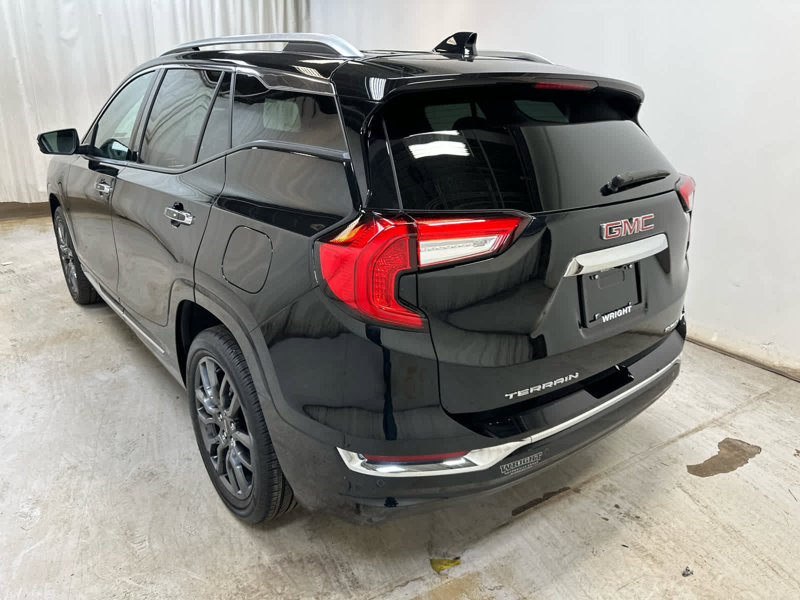 Certified 2023 GMC Terrain Denali w/ Black Diamond Edition AWD/4WD image 4