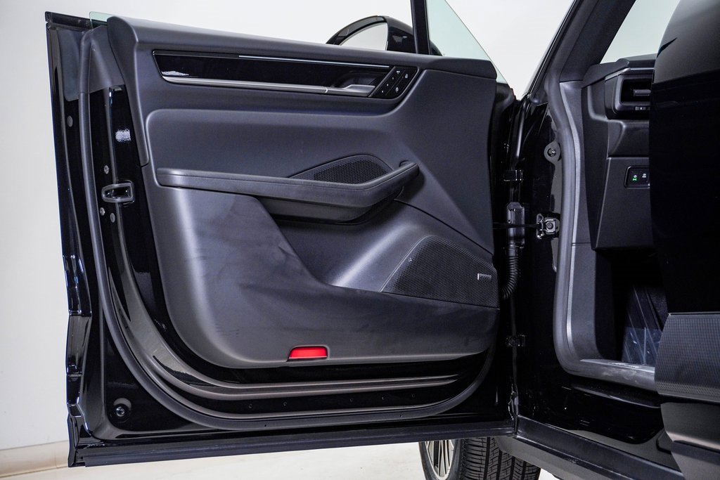 Certified 2025 Porsche Macan Electric image 25