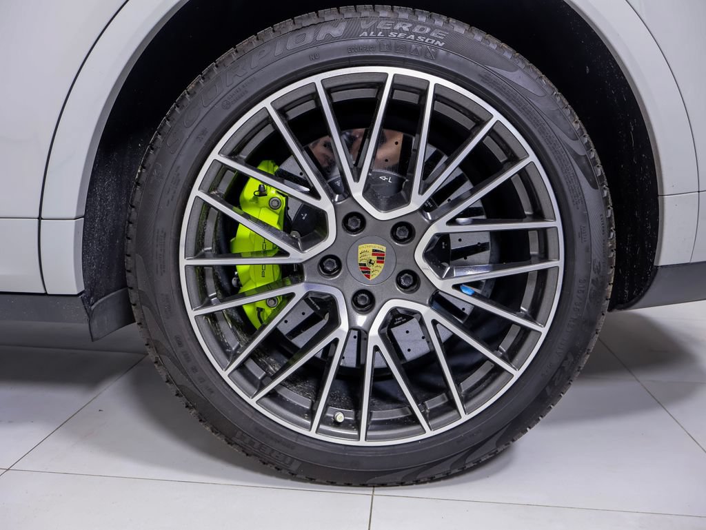 Certified 2020 Porsche Cayenne Turbo S AWD/4WD image 28