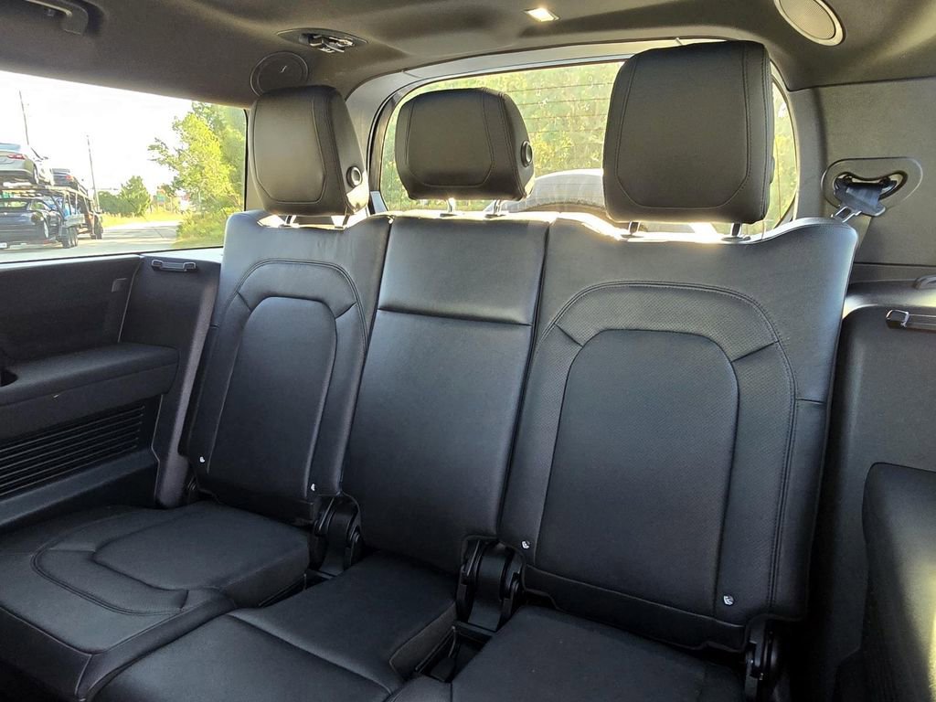 Used 2023 Land Rover Defender 130 X-Dynamic SE image 30