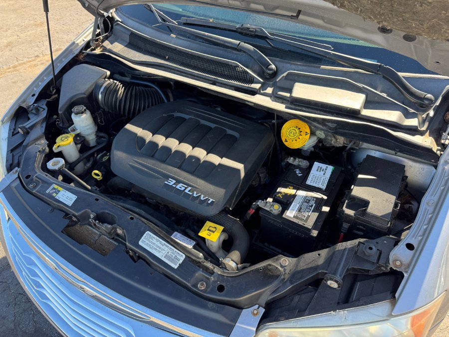 Used 2014 Chrysler Town & Country Touring FWD image 23