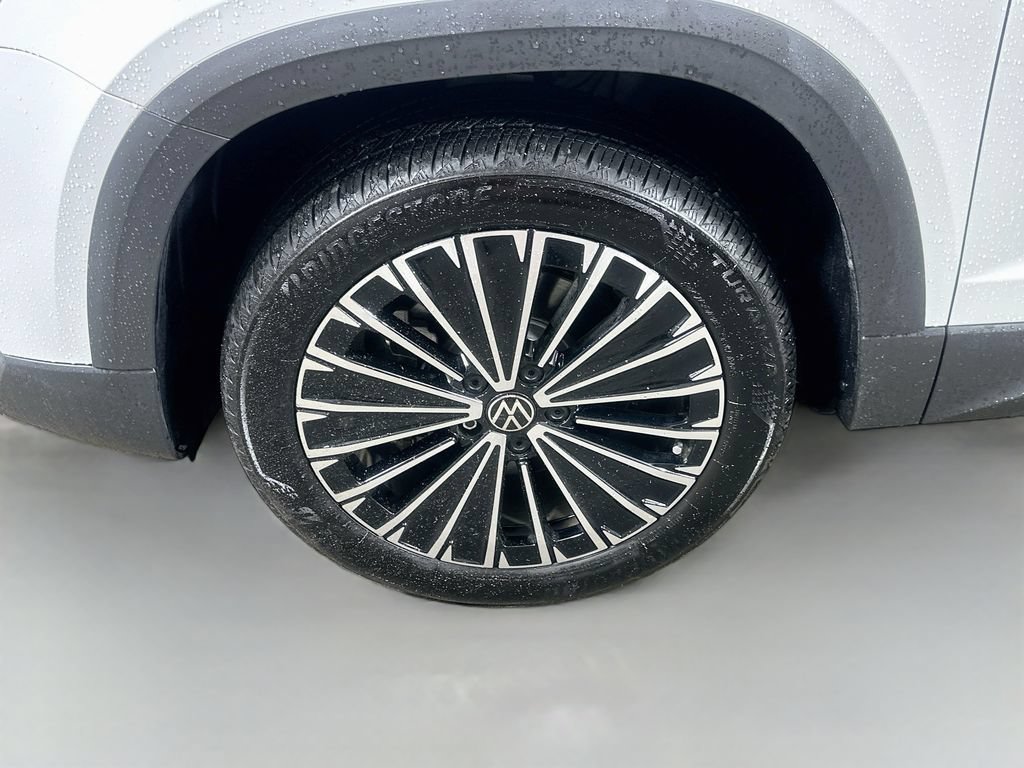 Used 2025 Volkswagen Taos SE FWD image 8