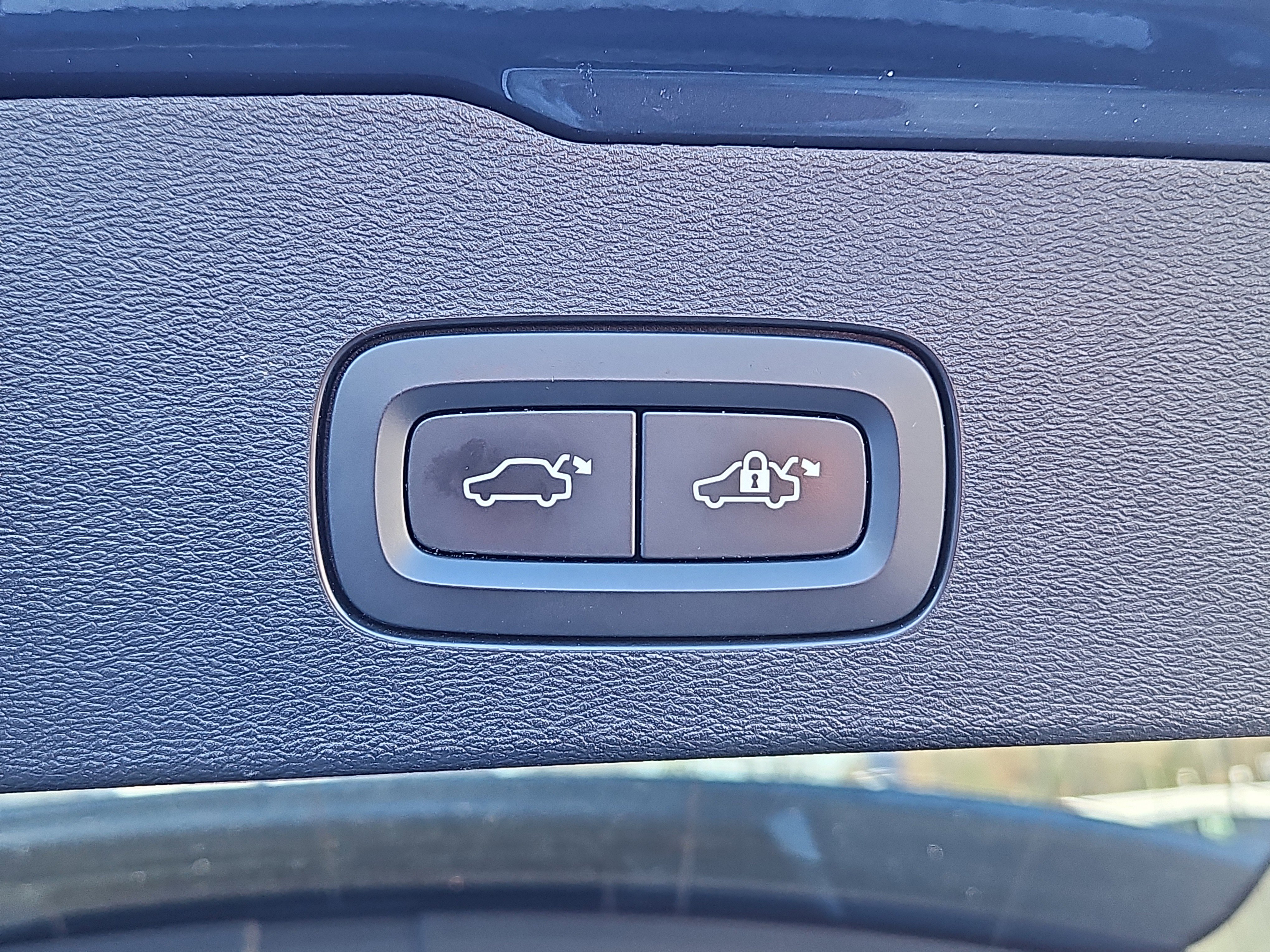 Used 2020 Volvo V60 T5 Cross Country w/ Protection Package Premier image 16