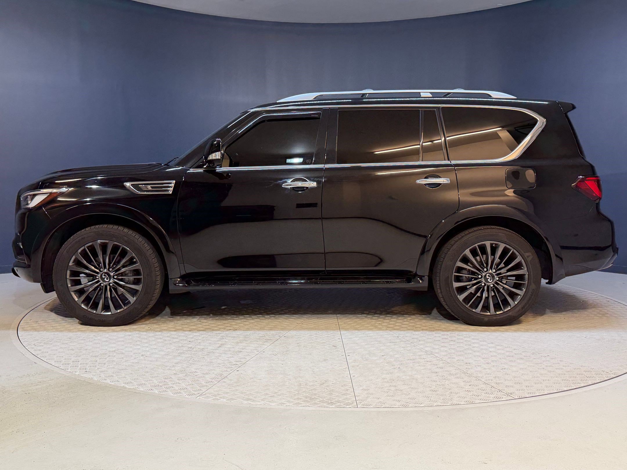 Used 2020 INFINITI QX80 Luxe w/ Edition 30 Package RWD image 2