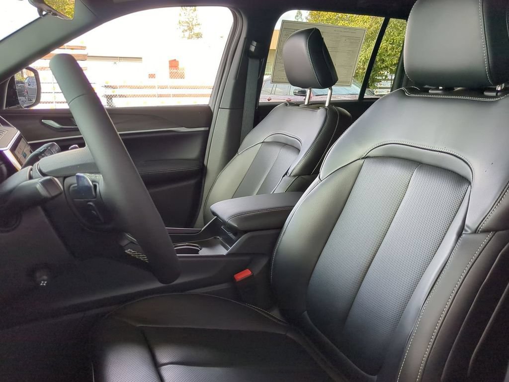 New 2026 Jeep Grand Cherokee Limited w/ Luxury Tech Group II AWD/4WD image 6