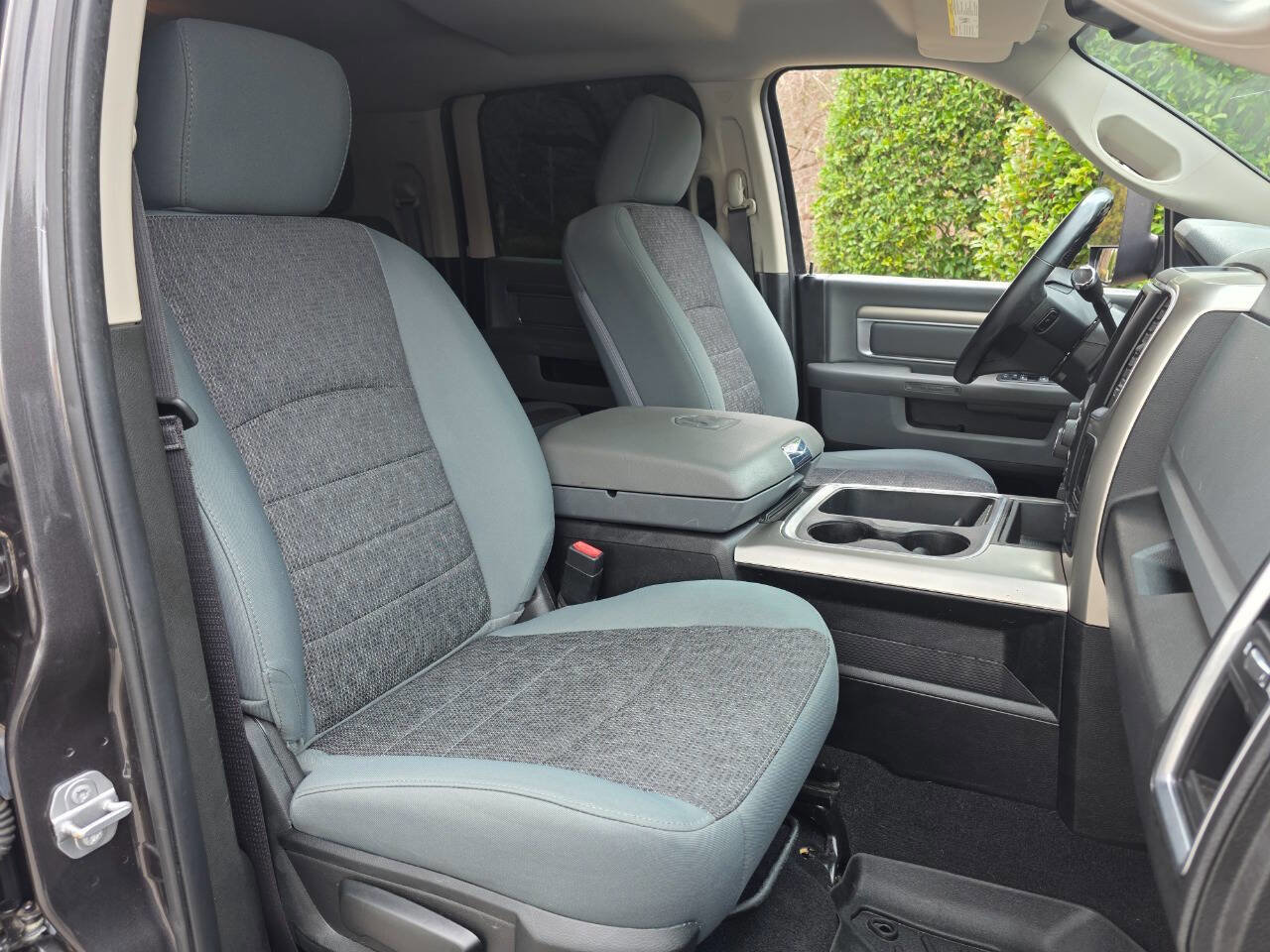 Used 2018 RAM 2500 SLT w/ Luxury Group image 34