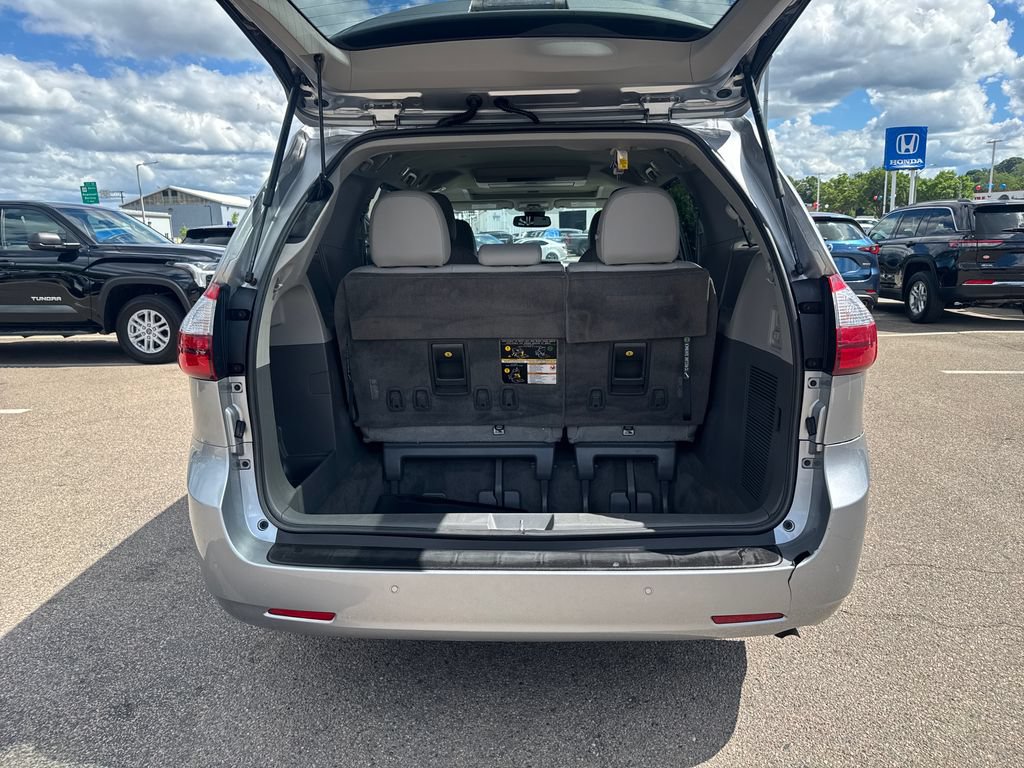 Used 2018 Toyota Sienna XLE Premium AWD/4WD image 6