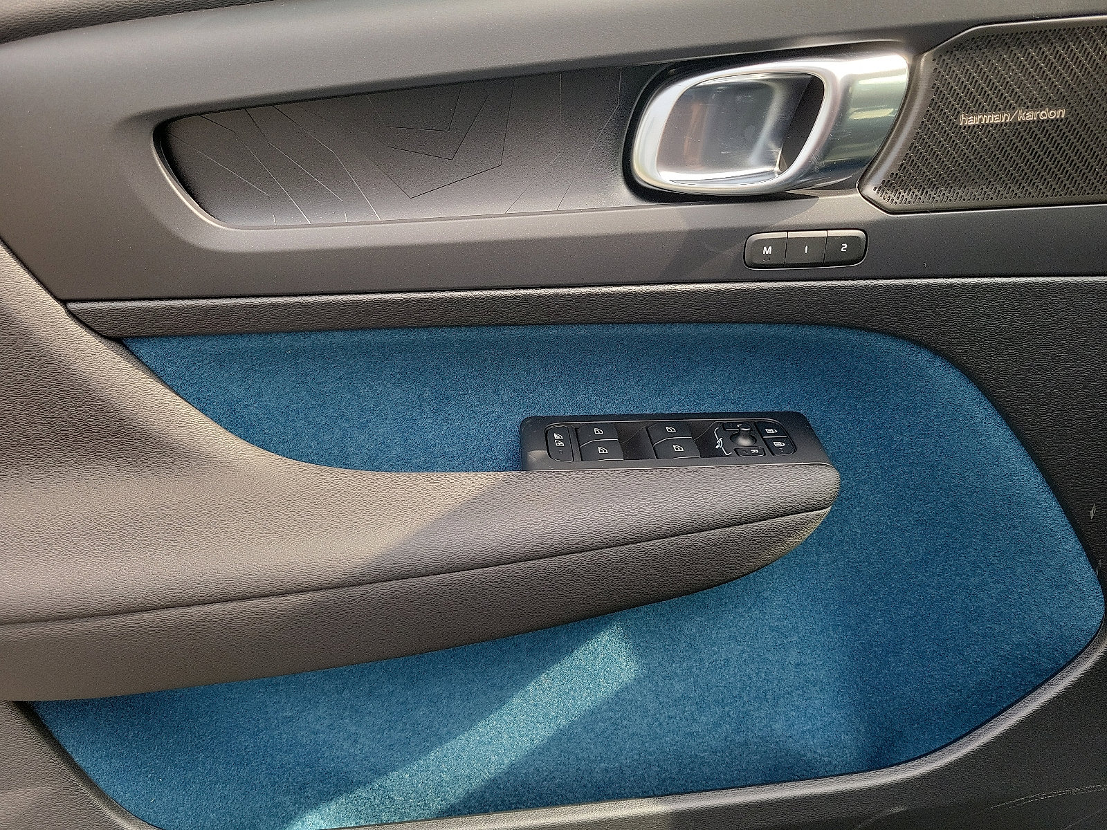 Certified 2023 Volvo C40 P8 Recharge Ultimate image 12