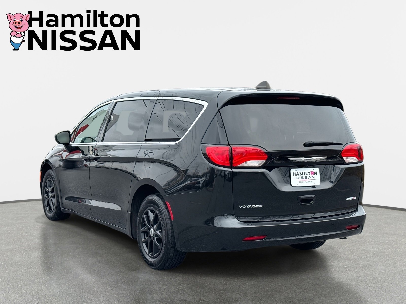 Used 2023 Chrysler Voyager LX image 4