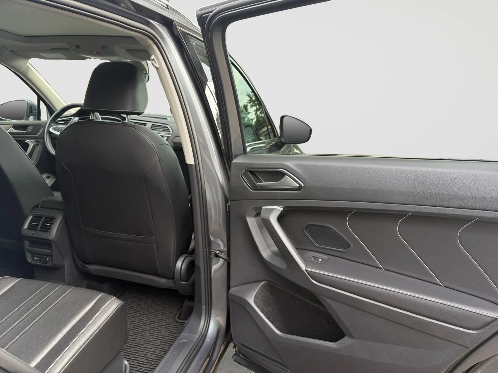 Used 2024 Volkswagen Tiguan SE w/ Panoramic Sunroof Package AWD/4WD image 17