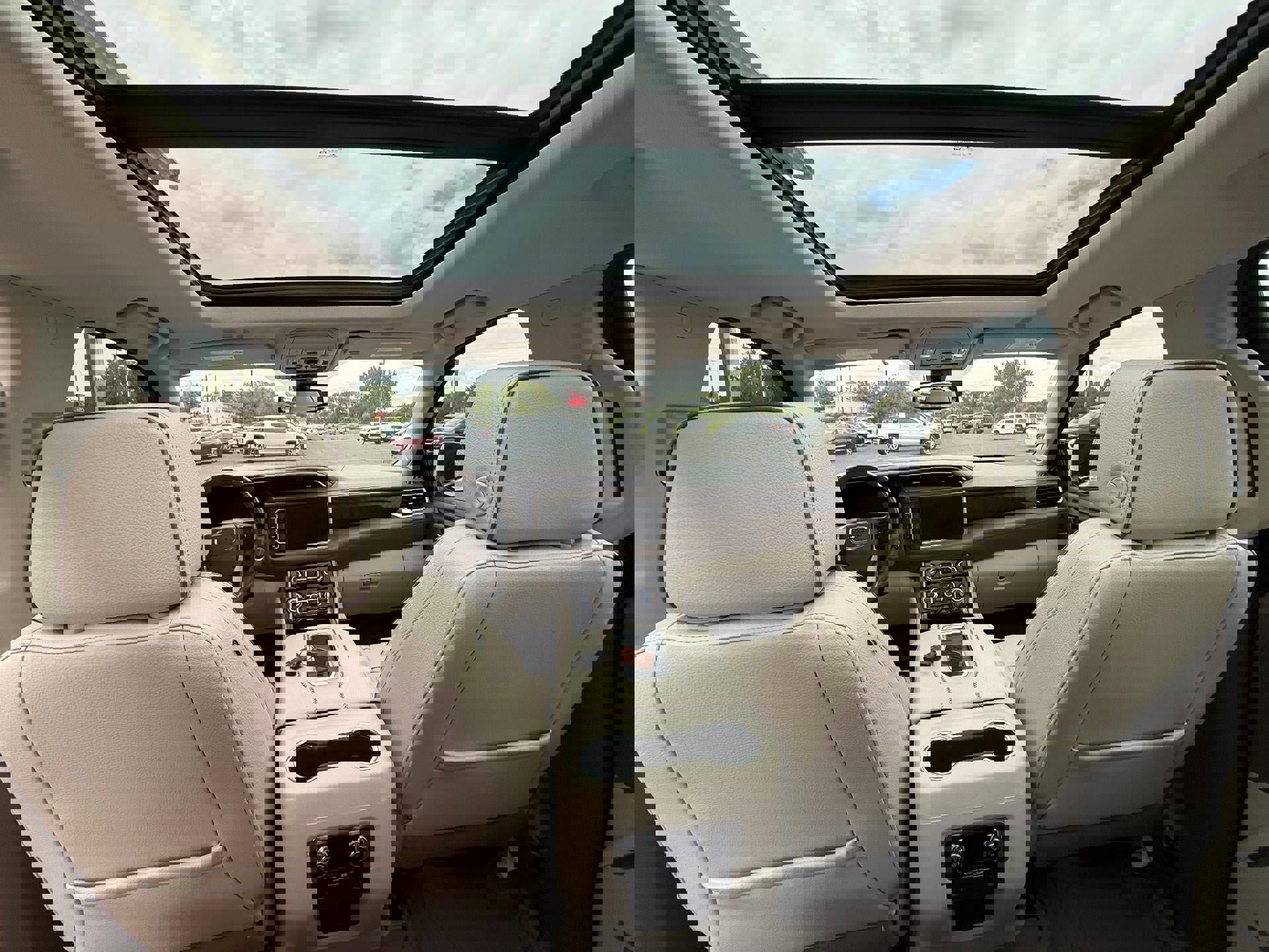 Used 2022 GMC Yukon XL Denali image 5