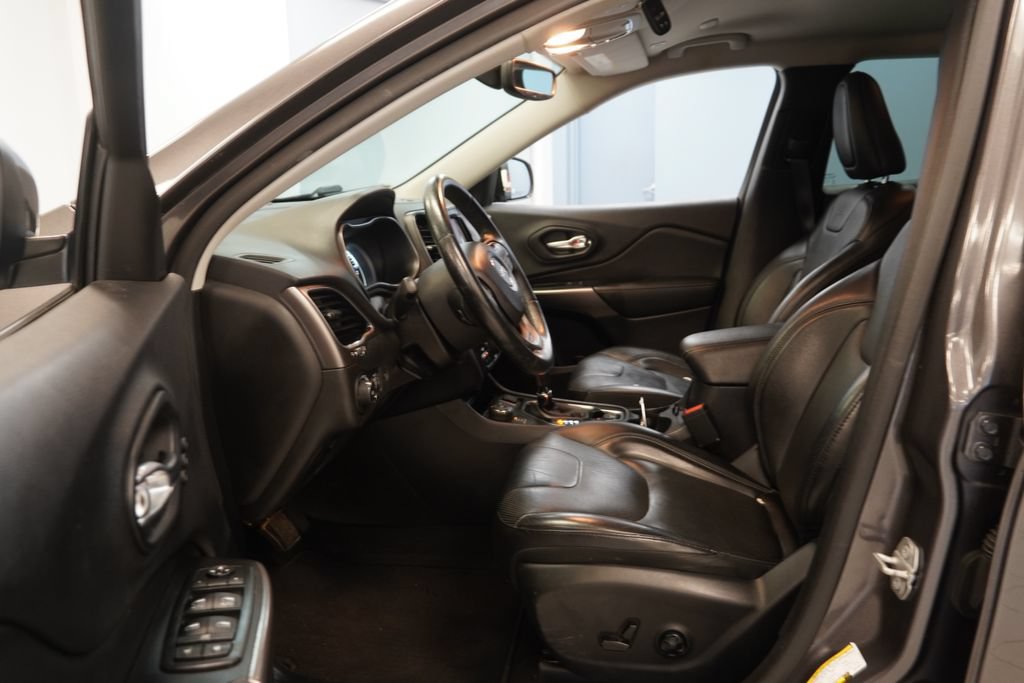 Used 2019 Jeep Cherokee Limited AWD/4WD image 4