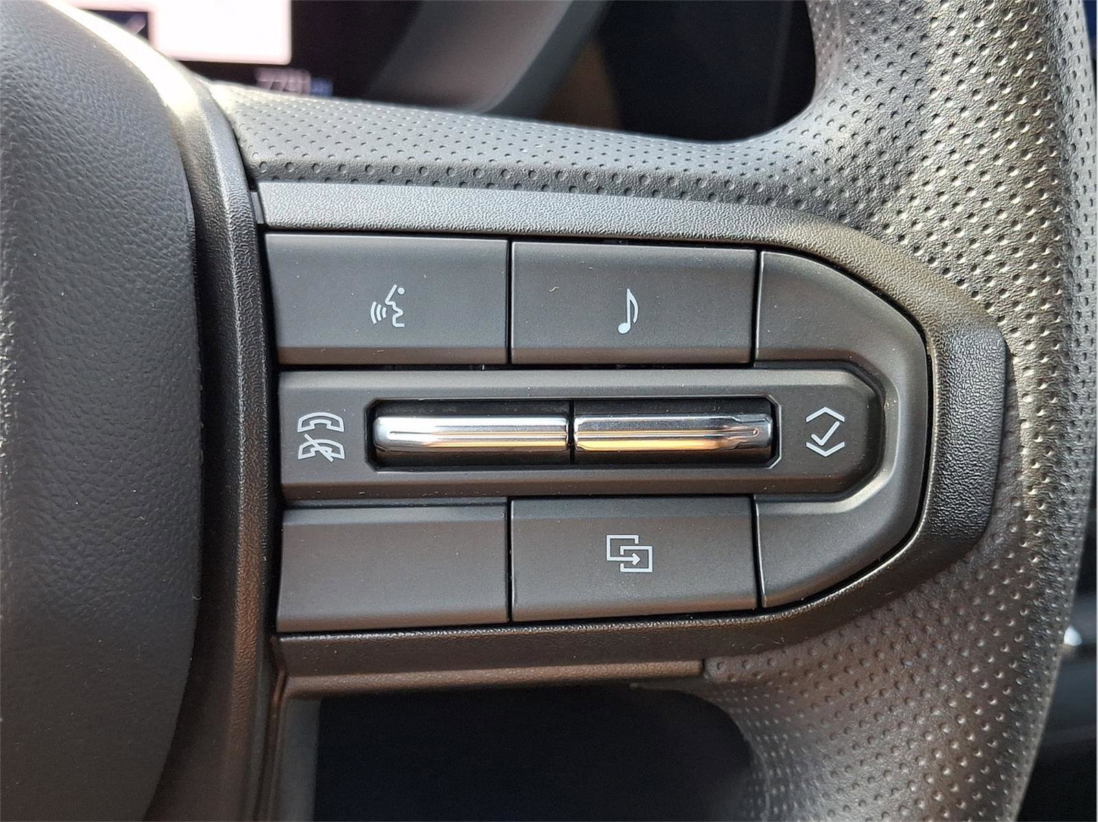 Used 2025 Chevrolet Colorado Trail Boss image 12