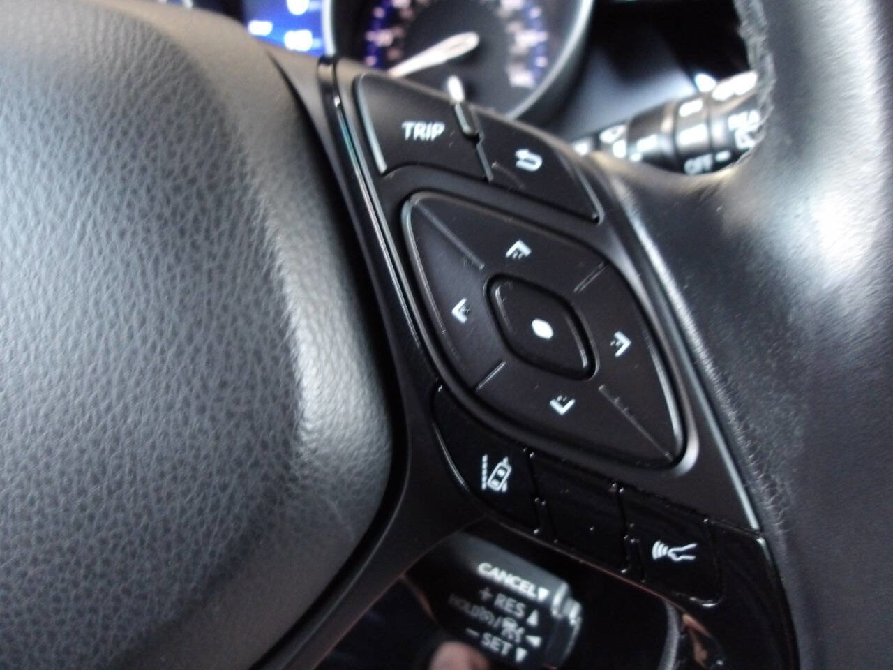 Used 2018 Toyota C-HR XLE FWD image 17